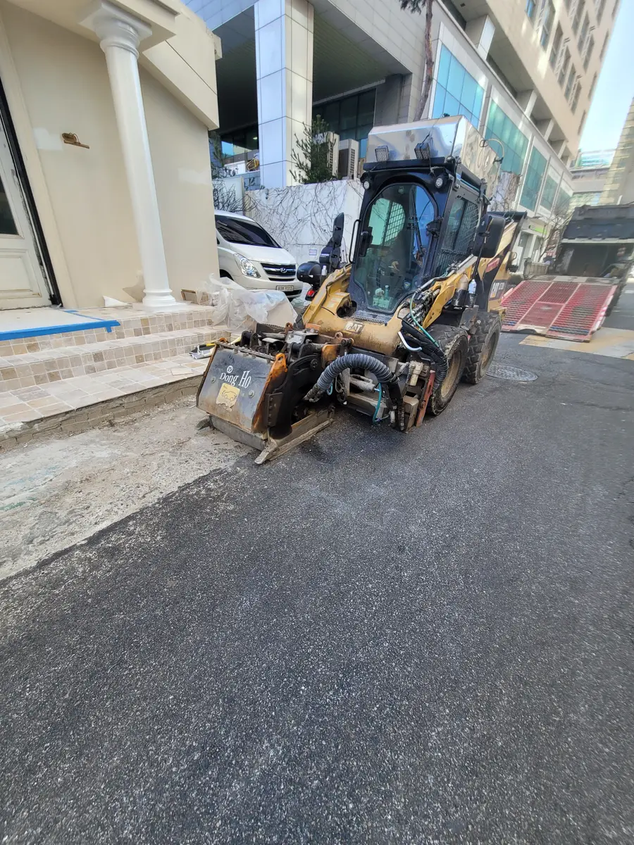 기초층 다짐 상태를 확인하는 작업 장면