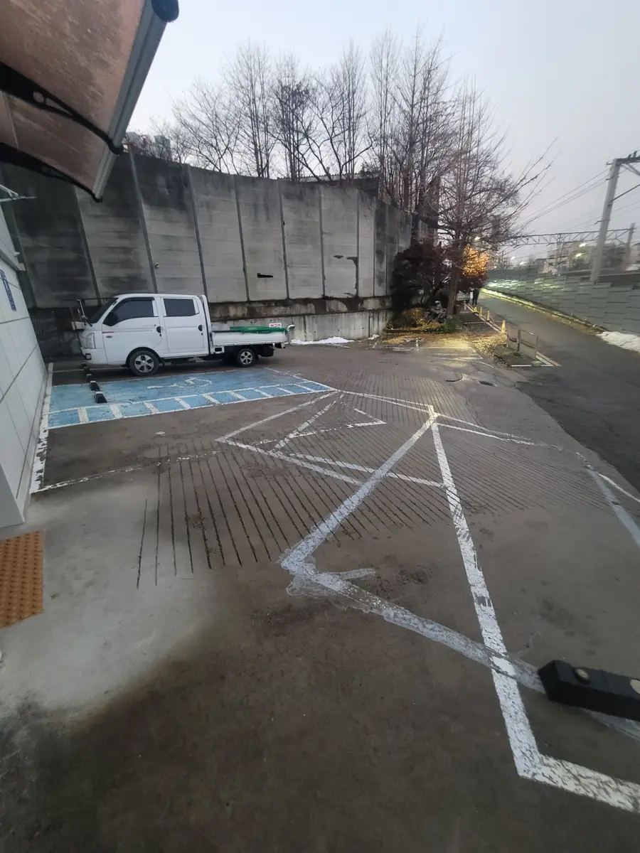 체크인 차량이 드나드는 펜션 마당 입구를 살펴보는 모습
