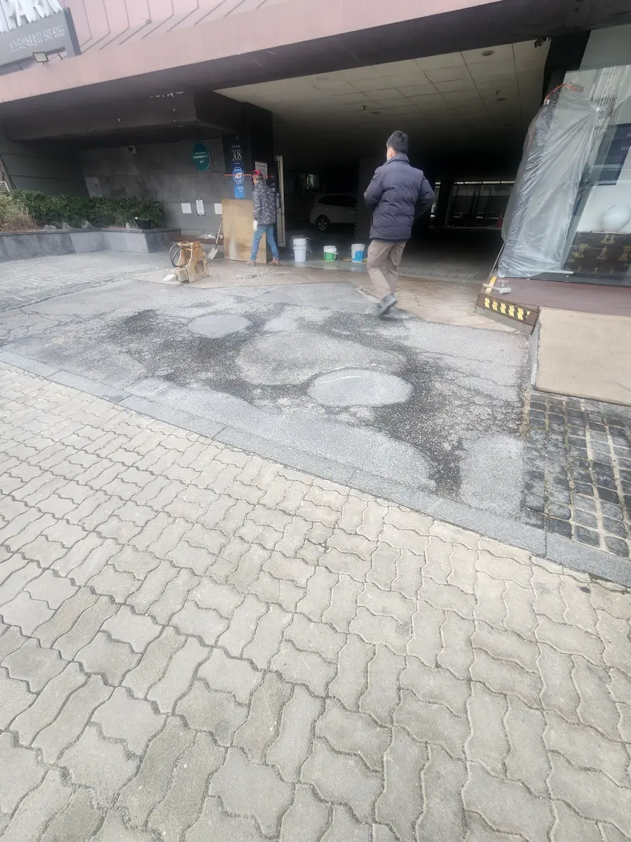 현장에 소형 장비를 내려놓고 배치 위치를 살펴보는 모습